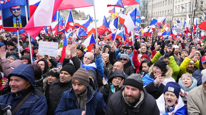 Жители Праги вышли на массовые протесты против инфляции и военной поддержки Украины
