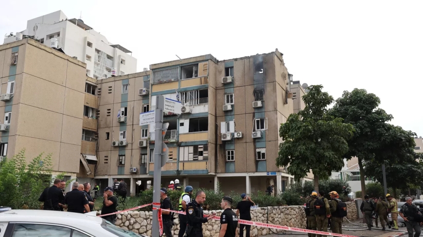 Haaretz: в Тель-Авиве ракета попала в жилое здание, пострадали три человека