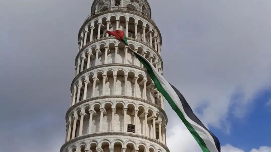 Группа итальянских студентов вывесила на Пизанской башне флаг Палестины