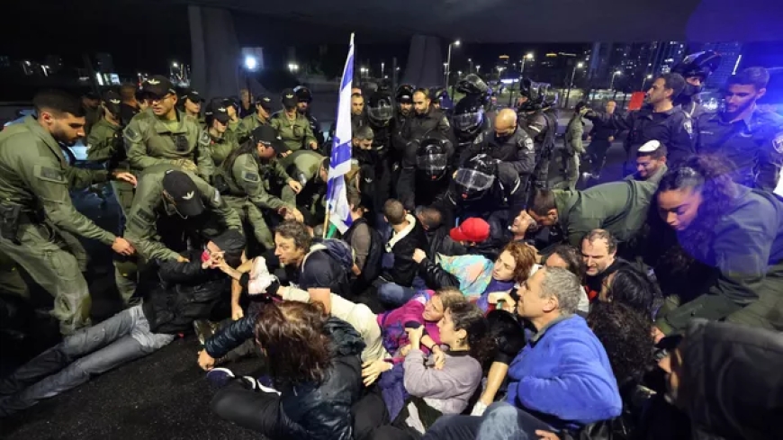 Haaretz: полиция Израиля задержала 16 участников антиправительственных протестов