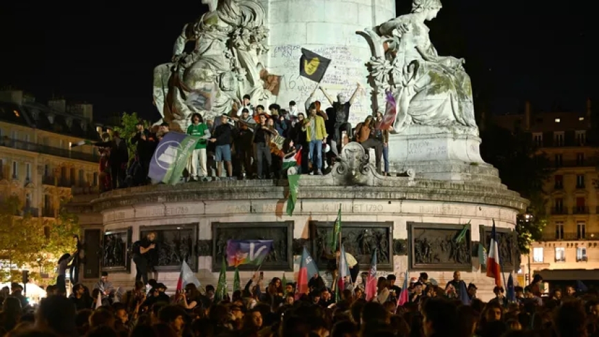 Люди вышли на улицы Парижа против победы "Нацобъединения" на выборах в ЕП